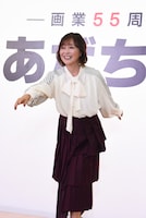 記者のリクエストに応え、野球のさまざまなポーズをやってみせる日髙のり子