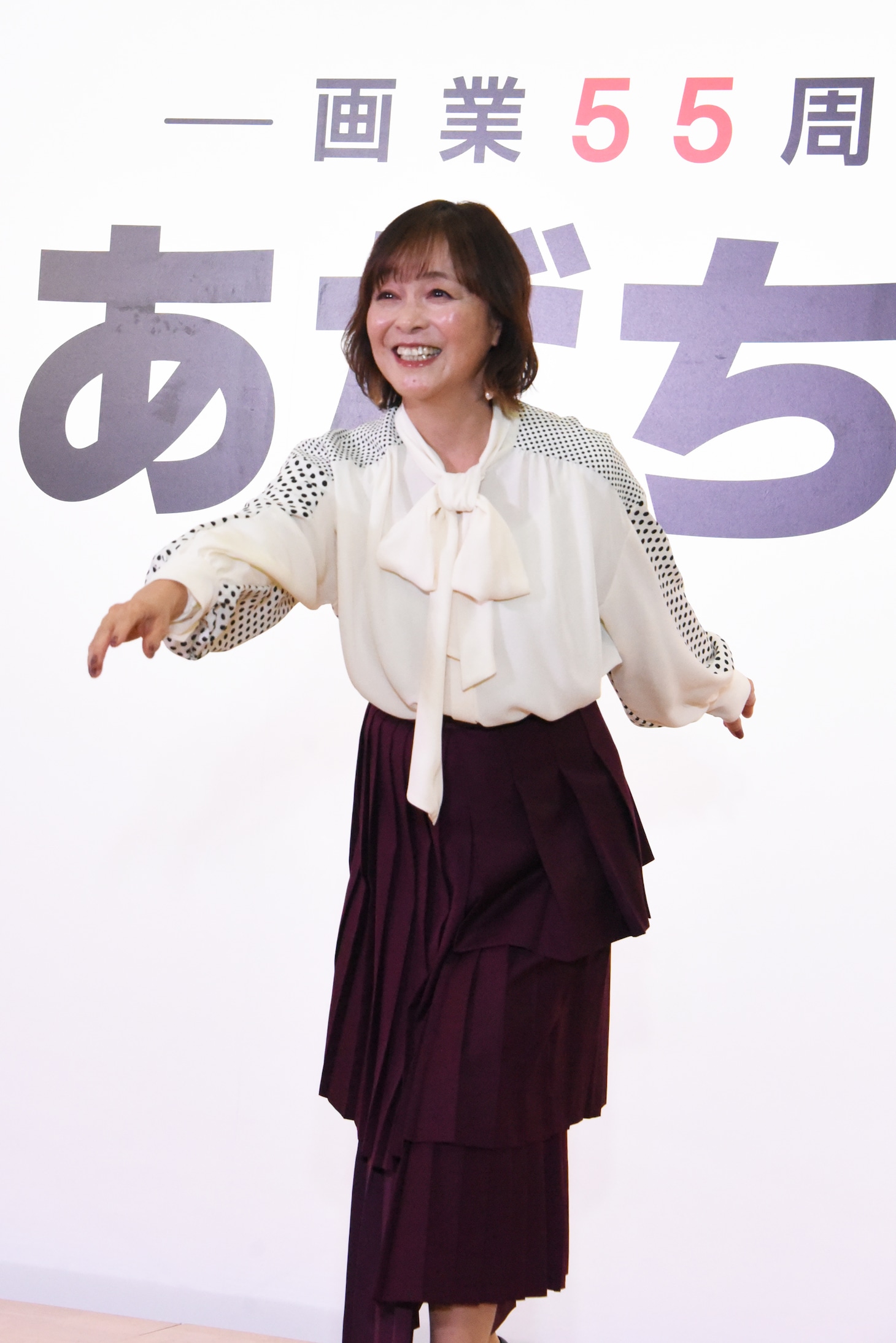 記者のリクエストに応え、野球のさまざまなポーズをやってみせる日髙のり子