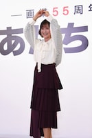 記者のリクエストに応え、野球のさまざまなポーズをやってみせる日髙のり子