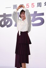 記者のリクエストに応え、野球のさまざまなポーズをやってみせる日髙のり子