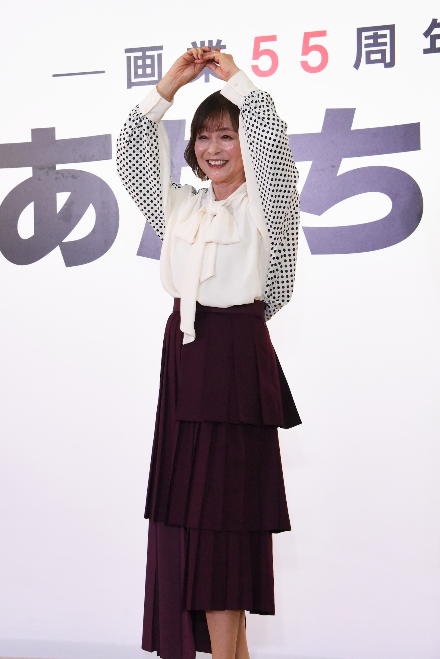 記者のリクエストに応え、野球のさまざまなポーズをやってみせる日髙のり子