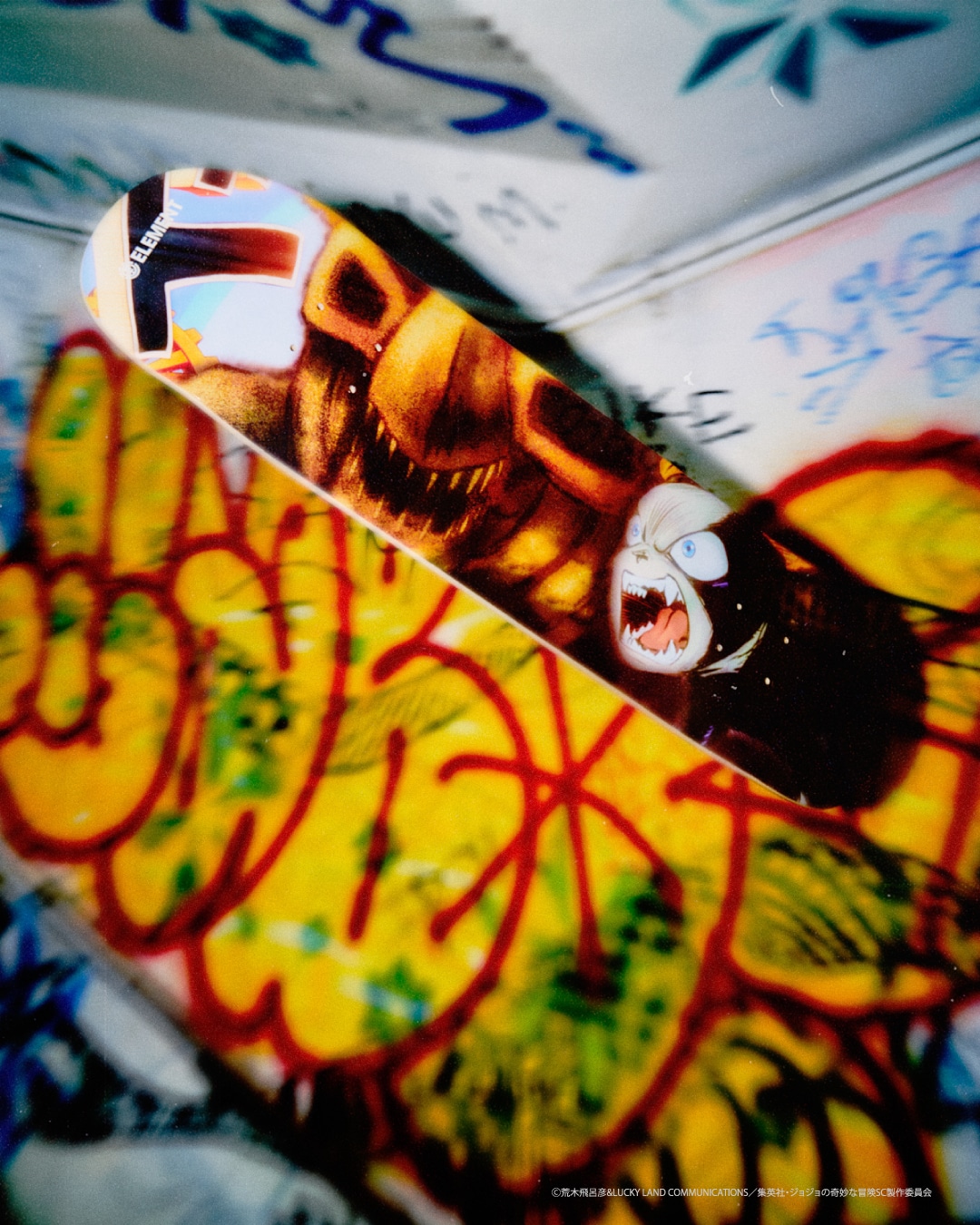 ジョジョの奇妙な冒険 スターダストクルセイダース」と「ELEMENT SKATEBOARDS 」のコラボスケートボードデッキ