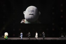 「ジャンプフェスタ2026」内で行われた「SAKAMOTO DAYS」のステージイベントより。鈴木祐斗からの手紙を届けに来た坂本 (c)SHUEISHA Inc. All rights reserved.