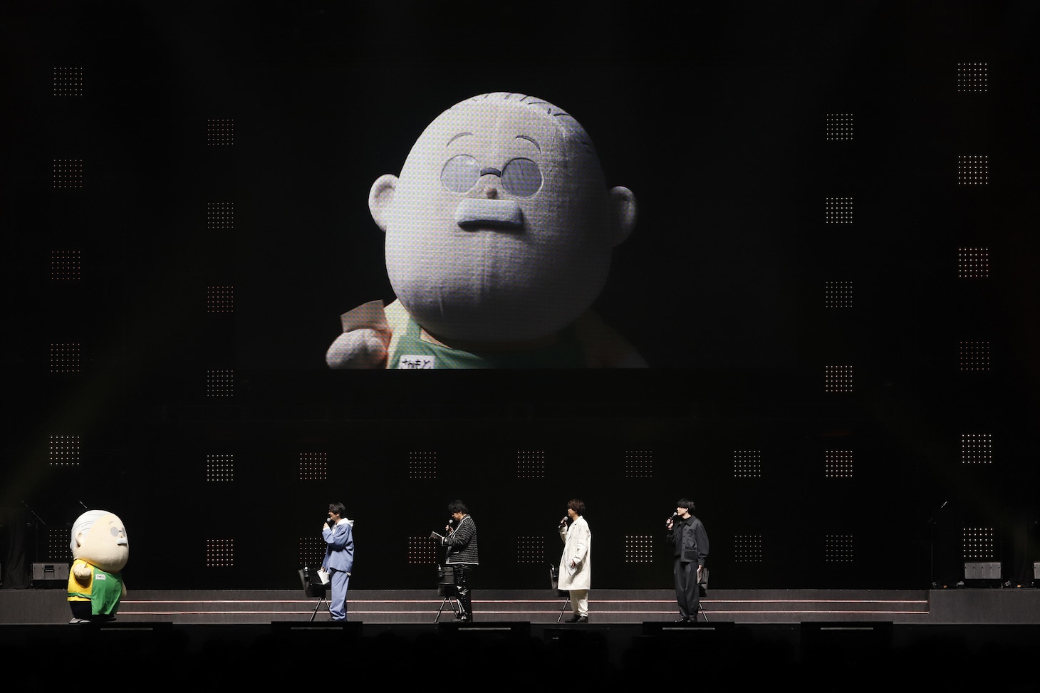 「ジャンプフェスタ2026」内で行われた「SAKAMOTO DAYS」のステージイベントより。鈴木祐斗からの手紙を届けに来た坂本 (c)SHUEISHA Inc. All rights reserved.