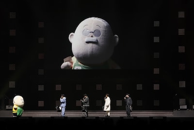 「ジャンプフェスタ2026」内で行われた「SAKAMOTO DAYS」のステージイベントより。鈴木祐斗からの手紙を届けに来た坂本 (c)SHUEISHA Inc. All rights reserved.