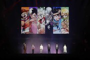 「ジャンプフェスタ2026」の「Dr.STONE」ステージの様子。左から鈴木崚汰、河西健吾、小林裕介、野島健児、佐藤元、高橋花林 (c) SHUEISHA Inc. All rights reserved.