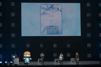 「ジャンプフェスタ2026」内「アオのハコ」ステージイベントでのビジュアル公開時の様子。左から小林千晃、千夏の着ぐるみ、千葉翔也、上田麗奈、鬼頭明里 (c) SHUEISHA Inc. All rights reserved.