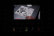 「ジャンプフェスタ2026」内の「ダンダダン」ステージイベントより、龍幸伸の色紙制作の様子を流すコーナー (c) SHUEISHA Inc. All rights reserved.
