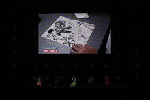 「ジャンプフェスタ2026」内の「ダンダダン」ステージイベントより、龍幸伸の色紙制作の様子を流すコーナー (c) SHUEISHA Inc. All rights reserved.