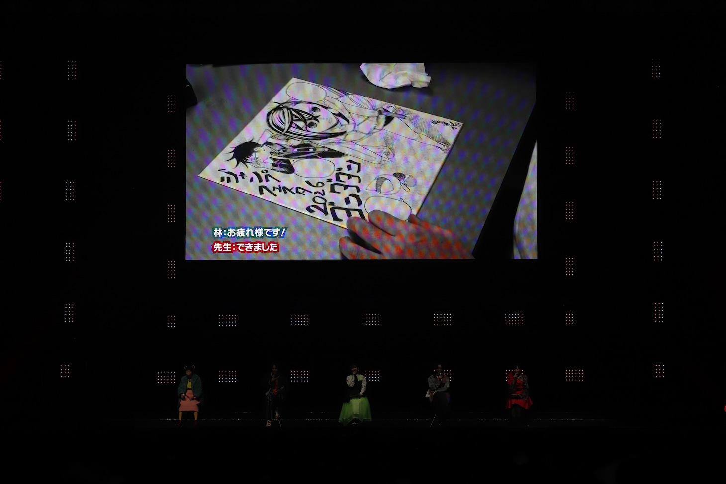 「ジャンプフェスタ2026」内の「ダンダダン」ステージイベントより、龍幸伸の色紙制作の様子を流すコーナー (c) SHUEISHA Inc. All rights reserved.