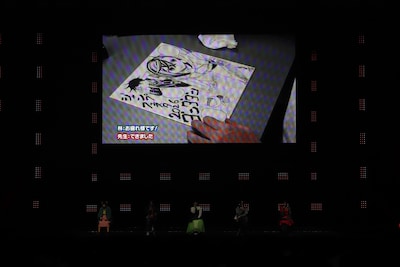 「ジャンプフェスタ2026」内の「ダンダダン」ステージイベントより、龍幸伸の色紙制作の様子を流すコーナー (c) SHUEISHA Inc. All rights reserved.