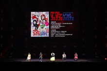 「ジャンプフェスタ2026」内の「ダンダダン」ステージイベントの告知コーナー。左から田中真弓、石川界人、若山詩音、花江夏樹、佐倉綾音 (c) SHUEISHA Inc. All rights reserved.