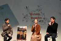 スクリーンに映し出されているのが神尾葉子が自主制作したTシャツ