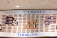 渋谷駅に掲出された「葬送のフリーレン」のピールオフ広告