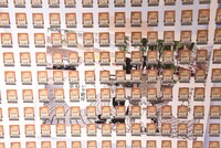 渋谷駅に掲出された「葬送のフリーレン」のピールオフ広告