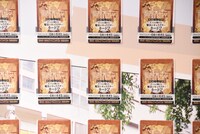 「葬送のフリーレン」ピールオフ広告が全国7都市に、二次元コードからボイス聴ける