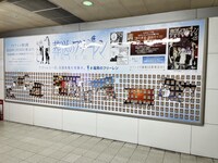 福岡に掲出された「葬送のフリーレン」のピールオフ広告