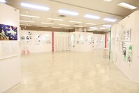 「スキップとローファー展」の様子