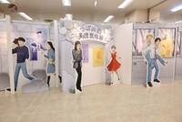 「スキップとローファー展」の様子