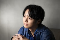 インタビューとともに公式サイトに掲載された、上杉魁人役の榎木淳弥の写真