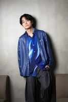 インタビューとともに公式サイトに掲載された、上杉魁人役の榎木淳弥の写真