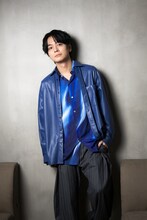 インタビューとともに公式サイトに掲載された、上杉魁人役の榎木淳弥の写真