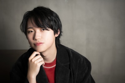 インタビューとともに公式サイトに掲載された、凱役の石橋陽彩の写真