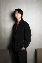 インタビューとともに公式サイトに掲載された、凱役の石橋陽彩の写真