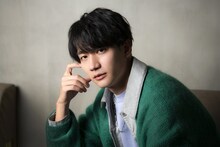 インタビューとともに公式サイトに掲載された、石田紫音役の熊谷健太郎の写真