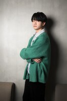 インタビューとともに公式サイトに掲載された、石田紫音役の熊谷健太郎の写真