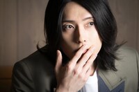 インタビューとともに公式サイトに掲載された、織田龍成役の増田俊樹の写真