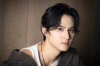 インタビューとともに公式サイトに掲載された、北条大和役の武内駿輔の写真