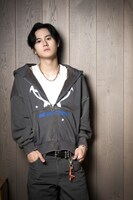 インタビューとともに公式サイトに掲載された、北条大和役の武内駿輔の写真