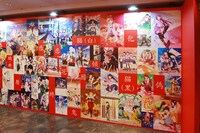 「シャフト50周年展」より「〈物語〉シリーズ」の展示エリア