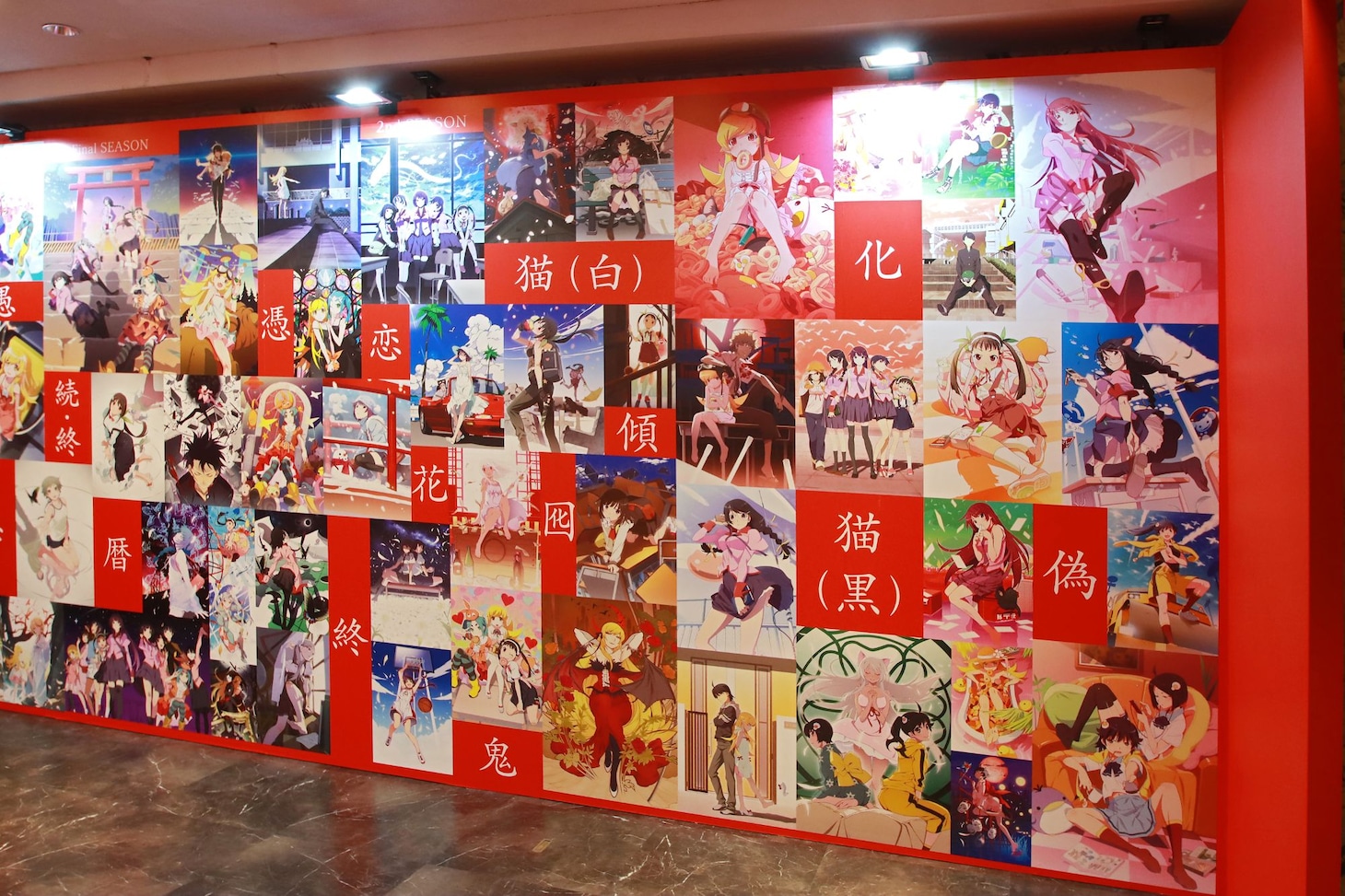 「シャフト50周年展」より「〈物語〉シリーズ」の展示エリア