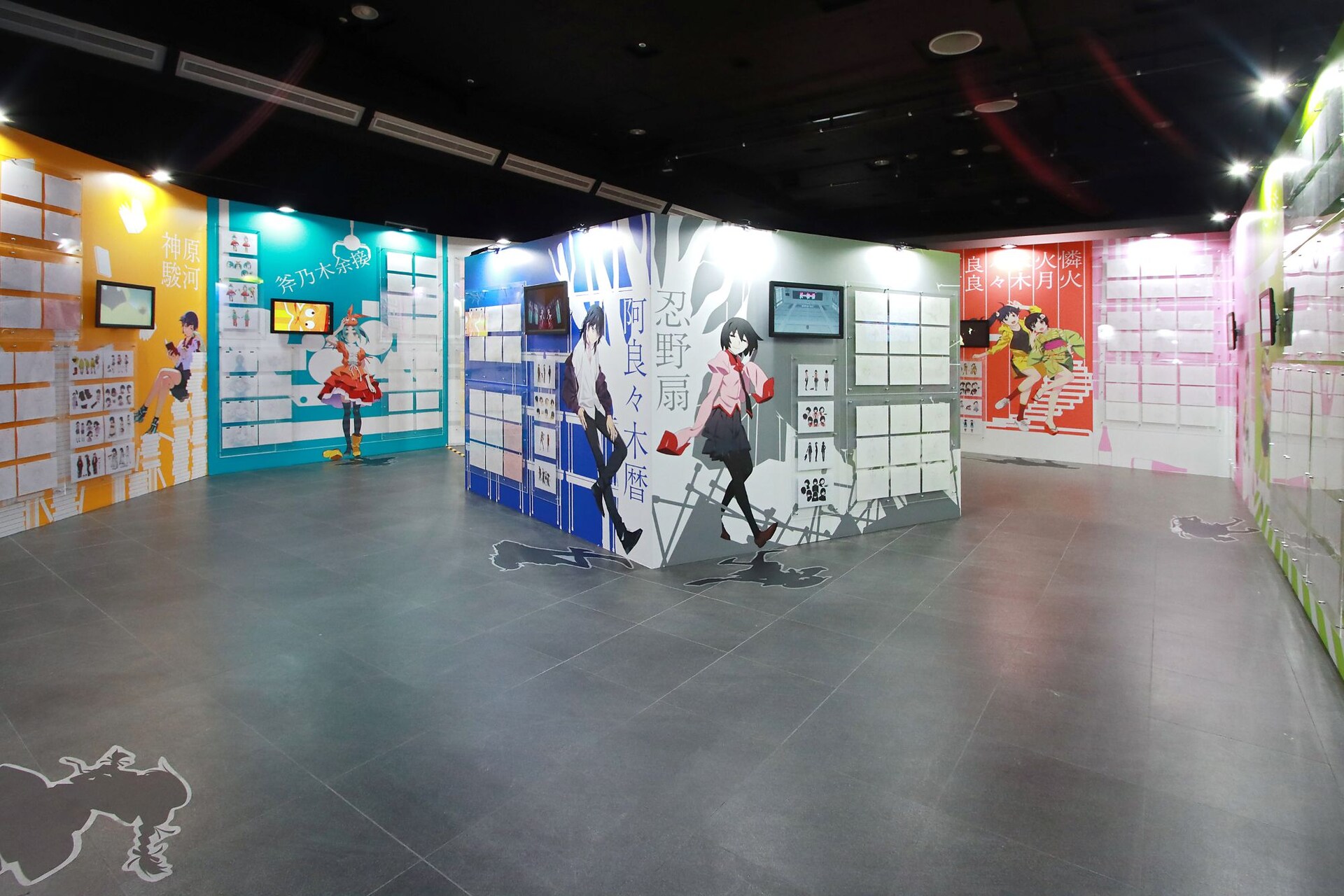シャフト50周年展」より「〈物語〉シリーズ」の展示エリア [画像