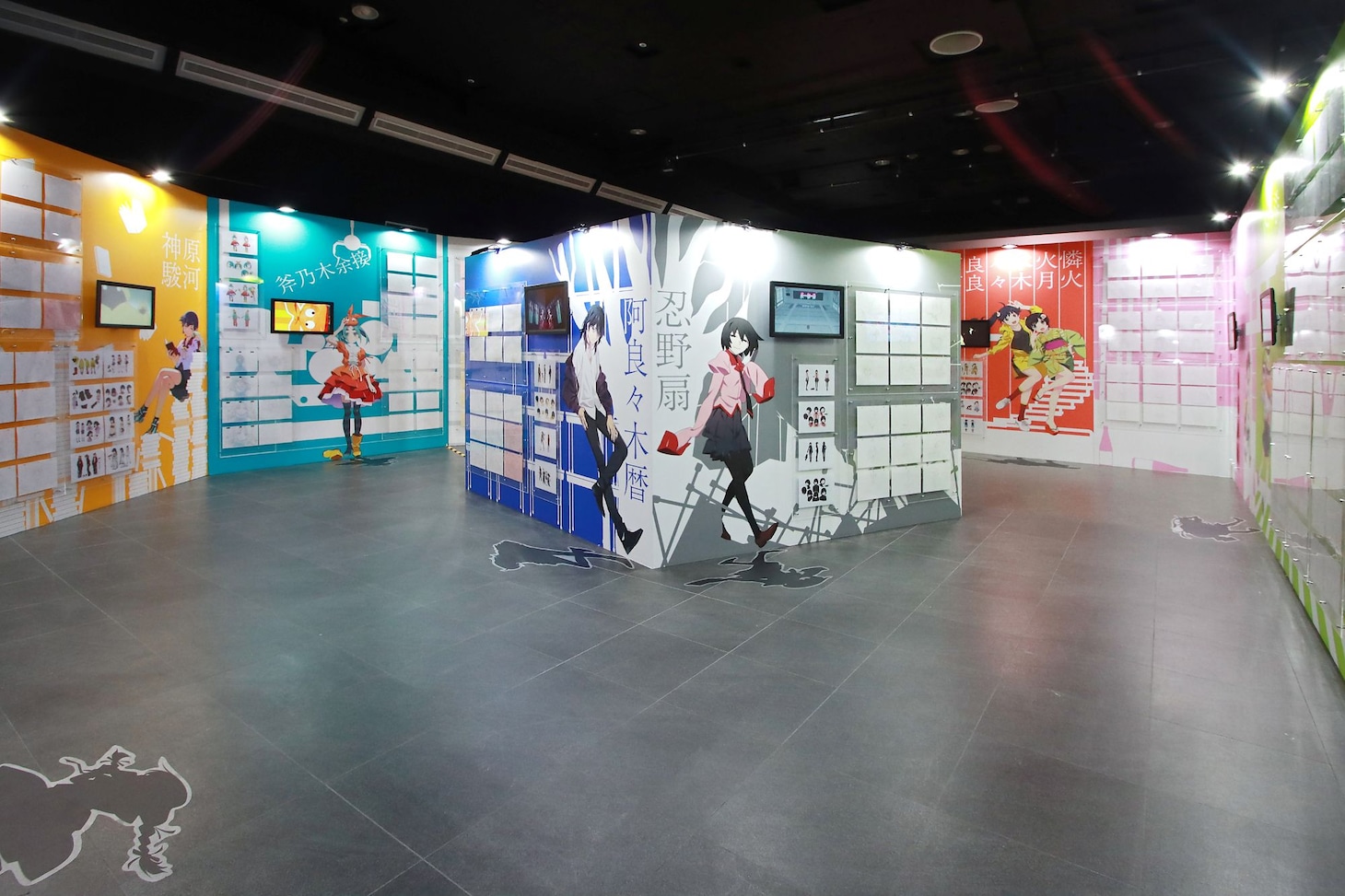 「シャフト50周年展」より「〈物語〉シリーズ」の展示エリア