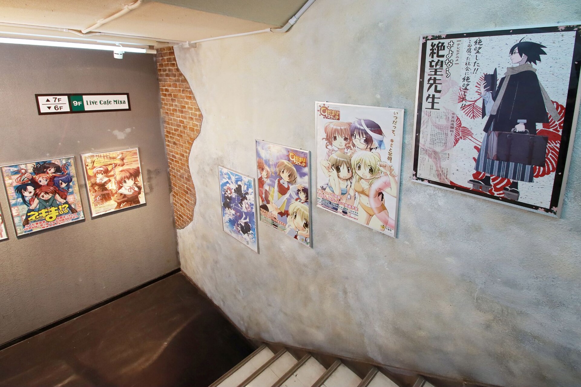 シャフト50周年展」より。9階へと上がる階段にはポスターが飾られて