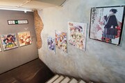 「シャフト50周年展」より。9階へと上がる階段にはポスターが飾られている