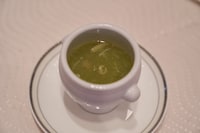 「ズワイ蟹入りフカヒレスープ アルトロングリーンソース仕立て」