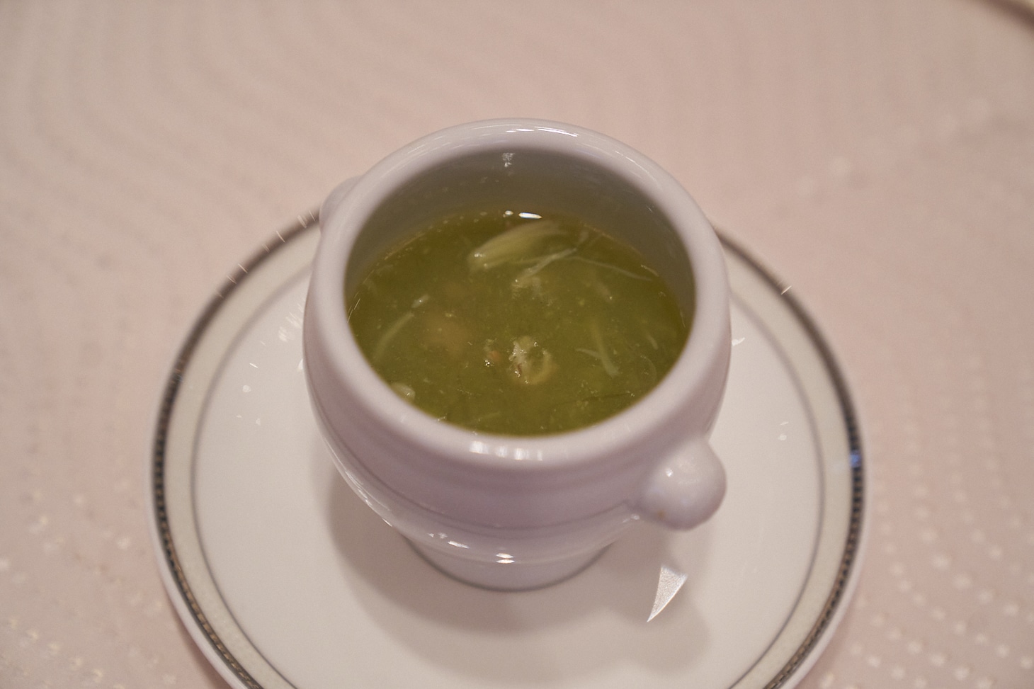 「ズワイ蟹入りフカヒレスープ アルトロングリーンソース仕立て」