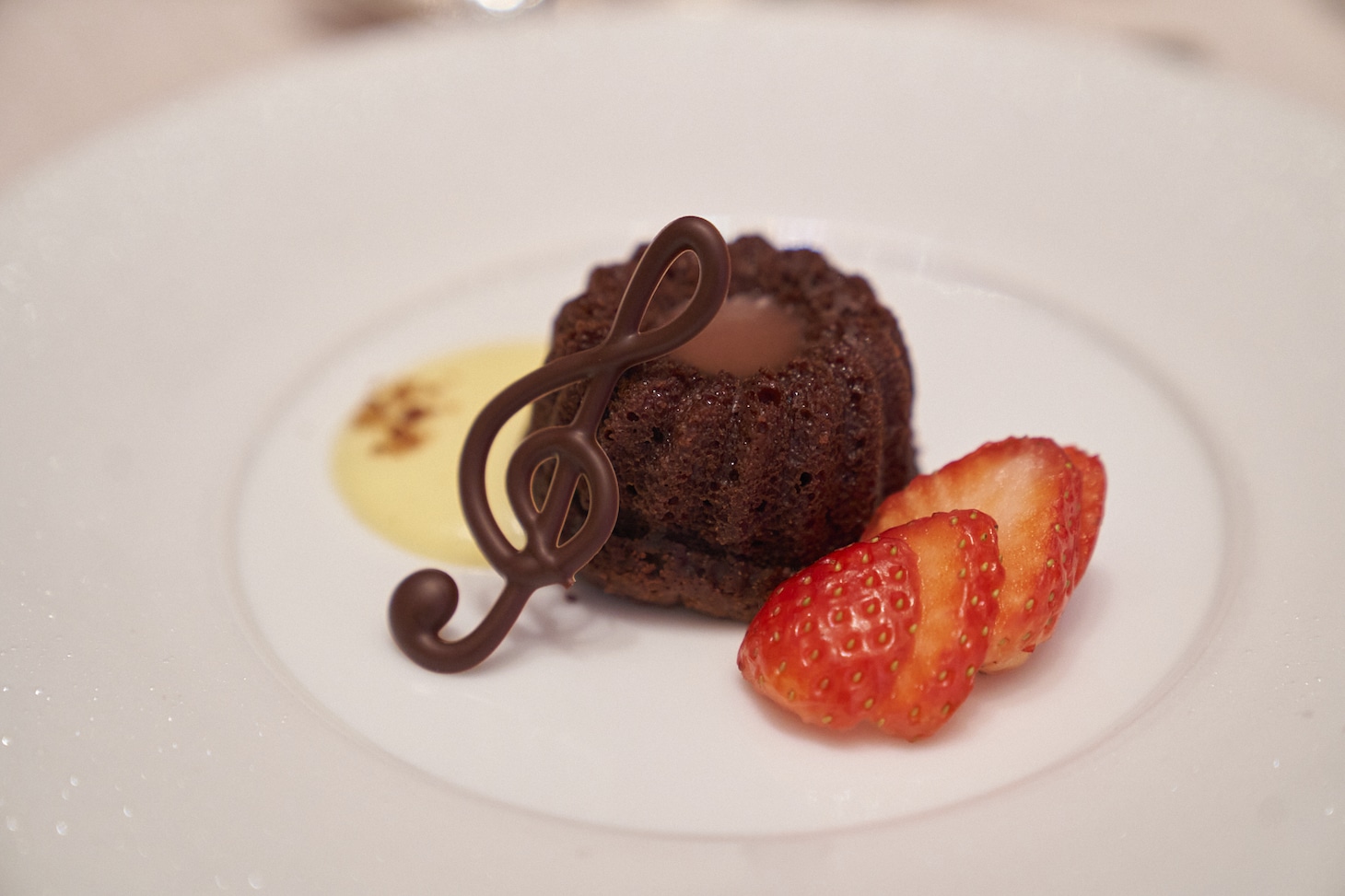 「フォンダンショコラ デュカスパイス香るアングレーズソース 音符のしらべ」