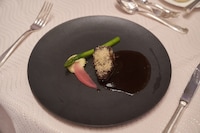 「牛フィレの肉のポワレ モンドール風 デスサイズの鎌に見立てた野菜添え芳醇なマデラワインソース」