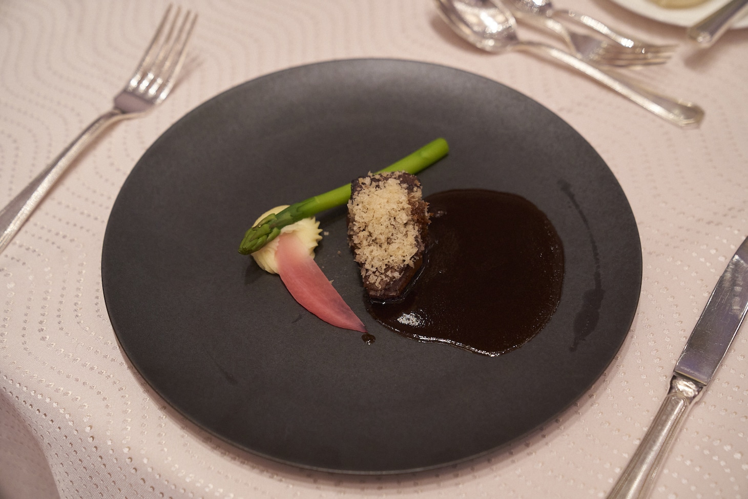 「牛フィレの肉のポワレ モンドール風 デスサイズの鎌に見立てた野菜添え芳醇なマデラワインソース」