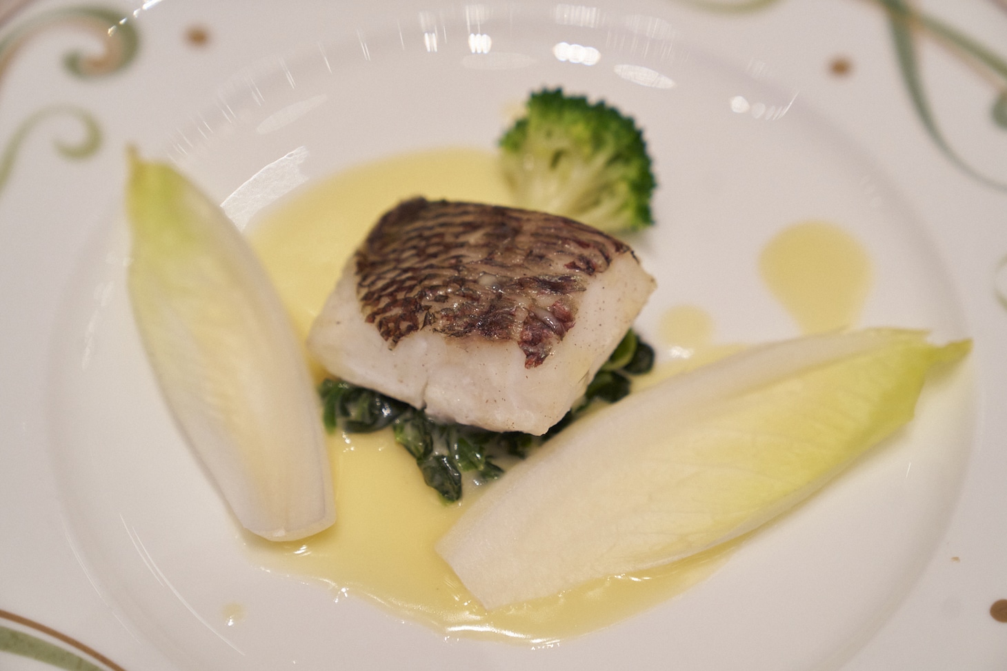 「真鯛のソテー ブールブランソース チコリーのウイング」