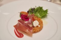 「生ハムの仮面を付けたトラウトサーモンのタルタルにモッツアレラチーズのカプレーゼをしのばせて」