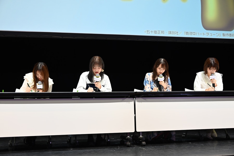 「TVアニメ『真夜中ハートチューン』第1話・第2話先行上映会～楓林高校放送部Presents”声春”START!!!!～」より。ステージ上で書き初めに挑戦