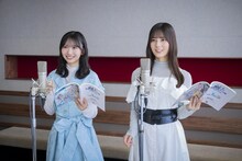 藤嶌果歩（左）と小坂菜緒（右）によるアフレコの様子。