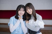 左から藤嶌果歩、小坂菜緒。