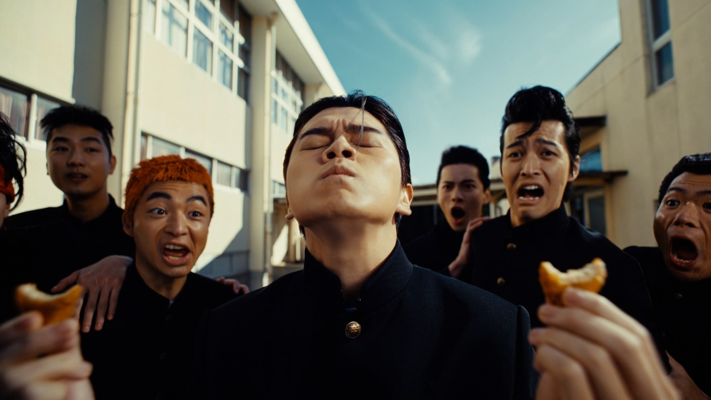 コラボテレビCM「スパイシーチキンマックナゲット 黒胡椒ガーリック 『今しかできねーこと』篇（15秒）」カット